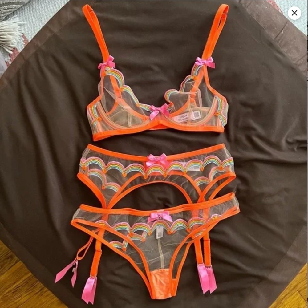 Agent Provocateur Izzy set — 32B bra, size 2 suspender/brief